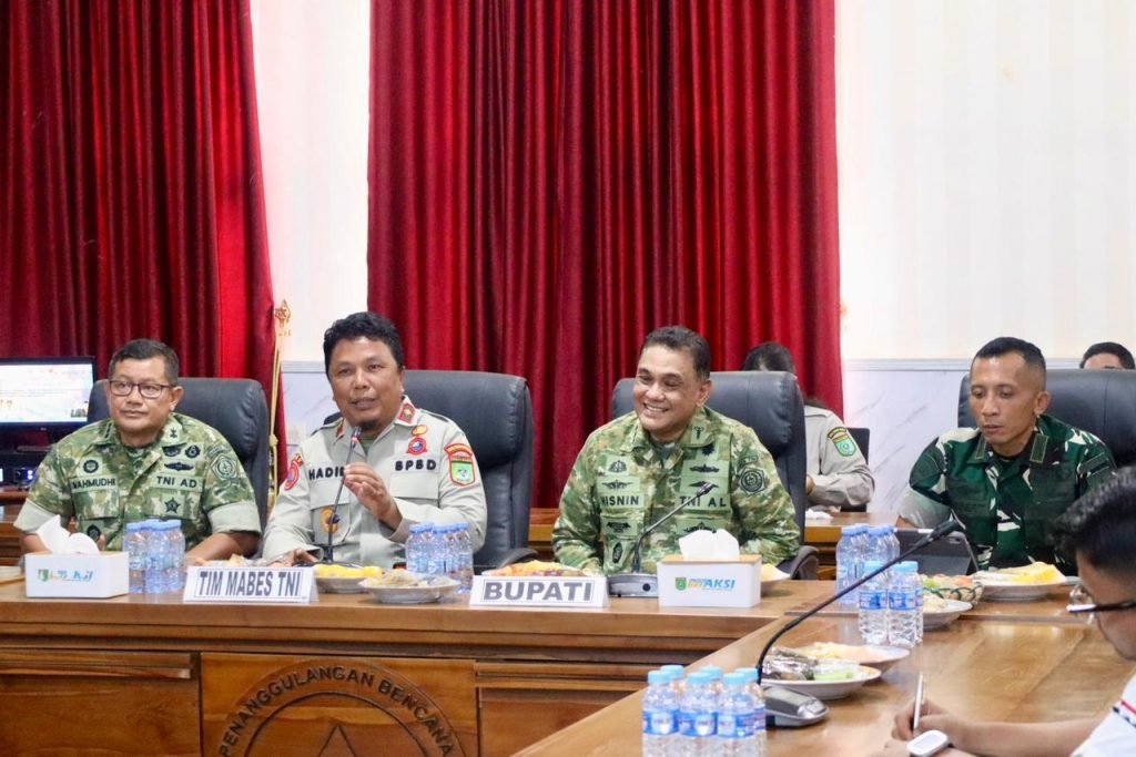"Tim Mabes TNI bersama Satgas Karhutla Tanah Bumbu saat monitoring kesiapan penanggulangan kebakaran hutan dan lahan di Pusdalops BPBD Batulicin"