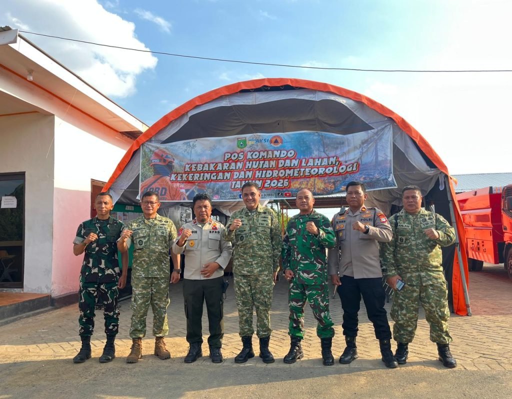 "Tim Mabes TNI bersama Satgas Karhutla Tanah Bumbu saat monitoring kesiapan penanggulangan kebakaran hutan dan lahan di Pusdalops BPBD Batulicin"
