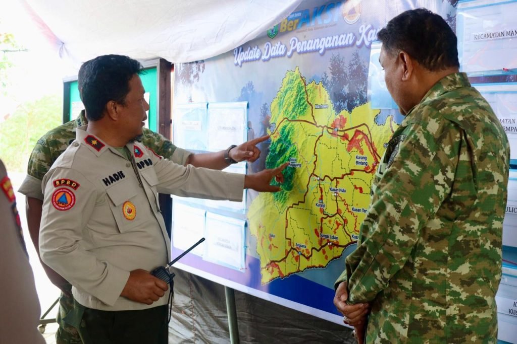 "Tim Mabes TNI bersama Satgas Karhutla Tanah Bumbu saat monitoring kesiapan penanggulangan kebakaran hutan dan lahan di Pusdalops BPBD Batulicin"