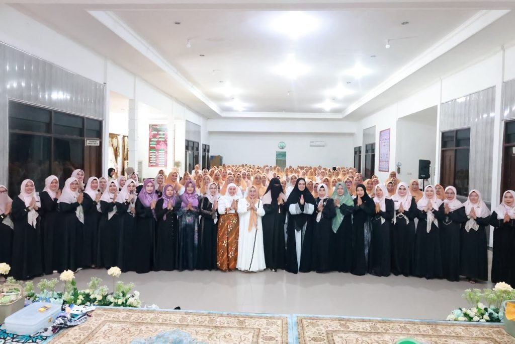 Ketua DWP Tanah Bumbu Siti Masitah Eryanto Rais memberikan sambutan dalam Peringatan Maulid Nabi Muhammad SAW 1448 H.