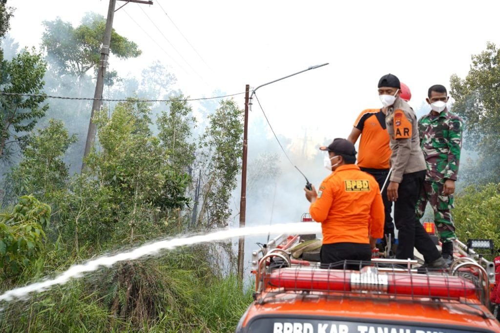 Bupati Andi Rudi Latif bersama Satgas Karhutla Tanah Bumbu saat apel penguatan kesiapsiagaan penanggulangan kebakaran hutan dan lahan di Batulicin, 10 September 2026