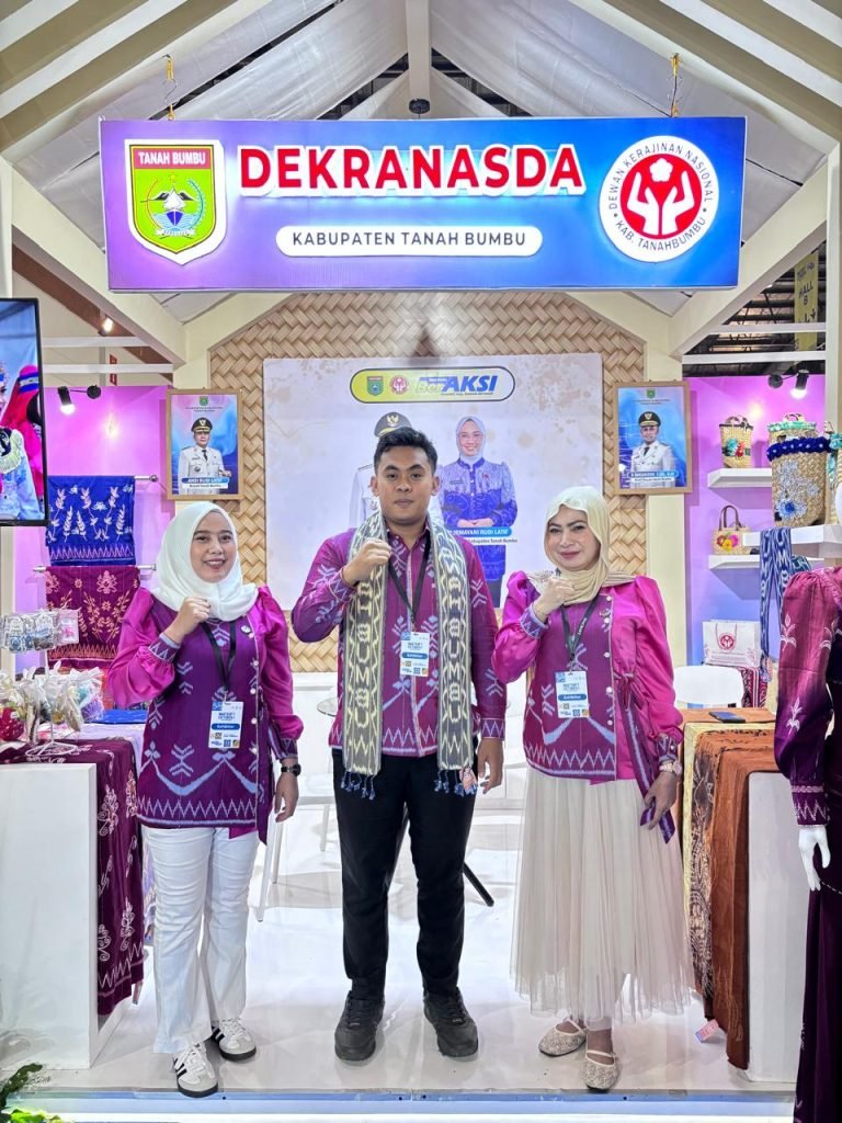 Tenun Pagatan Dekranasda Tanah Bumbu di INACRAFT 2026