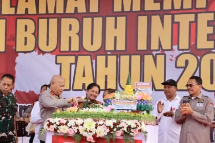 Pasar Murah Pemprov Kalsel dan Polda, Sediakan 1.000 Paket Sembako untuk Buruh dan Keluarga Pekerja