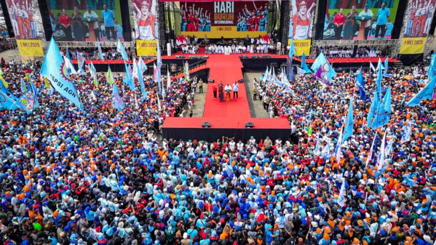 Presiden Prabowo Hadiri Peringatan Hari Buruh Internasional di Monas