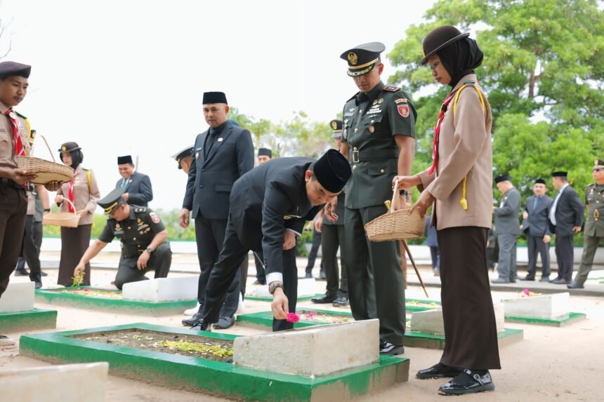 Bupati Tanah Bumbu Ziarah ke Makam Pahlawan