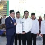 Bupati Andi Rudi Latif  Serahkan SK Pengangkatan CPNS dan PPPK Tahun Formasi 2024 : Tegaskan Dedikasi dan Integritas