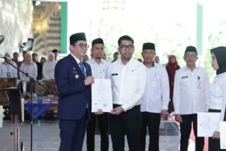 Bupati Andi Rudi Latif  Serahkan SK Pengangkatan CPNS dan PPPK Tahun Formasi 2024 : Tegaskan Dedikasi dan Integritas