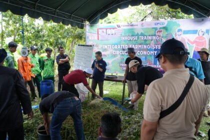 Warga Tanah Bumbu menerima pelatihan Training Integrated Farming System for Economic Circular oleh PT BIB.