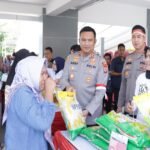 Kapolres Tanah Bumbu AKBP Arief Prasetya (kedua kiri) didampingi Wakapolres Tanah Bumbu Kompol Apriyansa Sinatra (kedua kanan) menyalurkan beras SPHP kepada masyarakat guna mendukung gerakan pangan murah di Batulicin, Kabupaten Tanah Bumbu, Provinsi Kalimantan Selatan, Jumat (22/8/2025)
