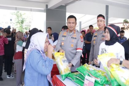 Kapolres Tanah Bumbu AKBP Arief Prasetya (kedua kiri) didampingi Wakapolres Tanah Bumbu Kompol Apriyansa Sinatra (kedua kanan) menyalurkan beras SPHP kepada masyarakat guna mendukung gerakan pangan murah di Batulicin, Kabupaten Tanah Bumbu, Provinsi Kalimantan Selatan, Jumat (22/8/2025)