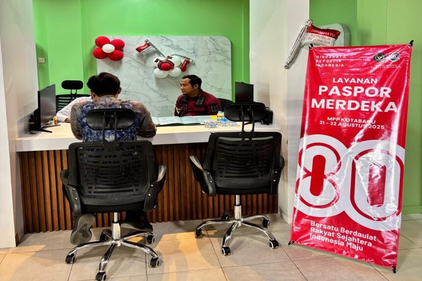 Petugas Imigrasi Batulicin melayani pemohon asal Kabupaten Kotabaru penerbitan paspor