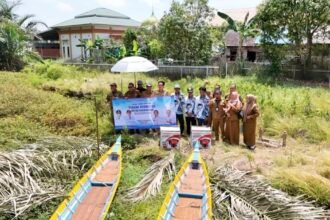 Komitmen Lestarikan Lingkungan, Gubernur Kalsel Serahkan Dua Unit Perahu Bermotor Ke Pokmaswas Balimau