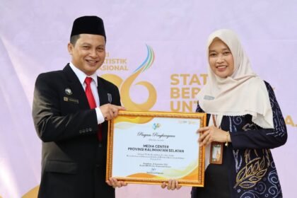Media Center Kominfo Kalsel Raih Penghargaan dari BPS sebagai Media Teraktif Penyebar Informasi Statistik