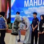 Ketua TP PKK Kalsel Serahkan Bantuan Peralatan Sekolah bagi Siswa Kurang Mampu