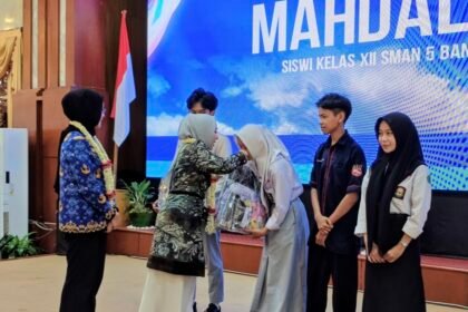 Ketua TP PKK Kalsel Serahkan Bantuan Peralatan Sekolah bagi Siswa Kurang Mampu