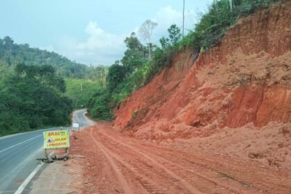 Gerak Cepat, Pemprov Kalsel Timbun Titik Longsor dan Pasang Rambu Peringatan Ruas Jalan Banjarbaru-Batulicin