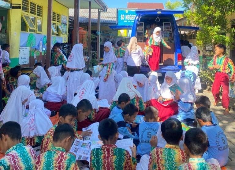Anak-Anak SDN Pekapuran 5 Antusias Sambut Mobil Pustaka Keliling Dispersip Kalsel