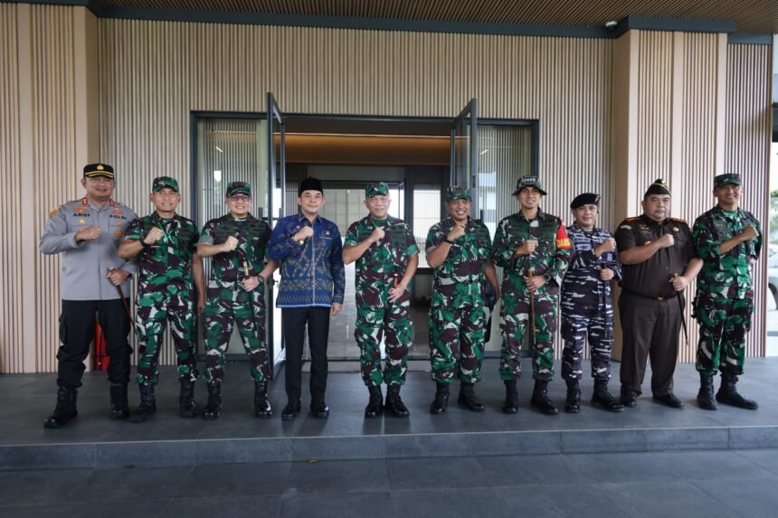 Bupati Andi Rudi Latif Sambut Pangdam XXII/Tambun Bungai untuk Upacara Penutupan TMMD dan Peresmian Sasana Banua