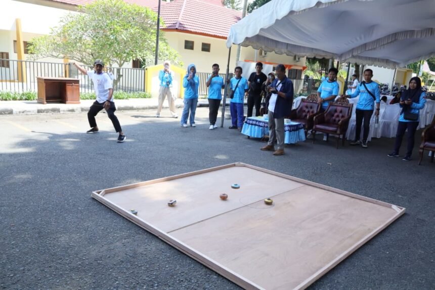Museum Lambung Mangkurat Hidupkan Kembali Tradisi Lewat Lomba Adu Putar Gasing Pengantin Kalsel 2025