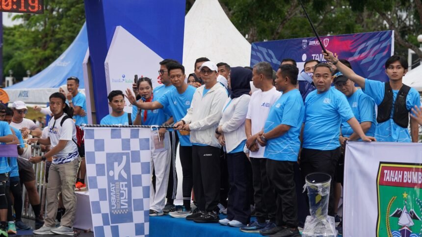 Spektakuler, Bupati Andi Rudi Latif Lepas Tanah Bumbu Run 2025, Diikuti Ribuan Peserta