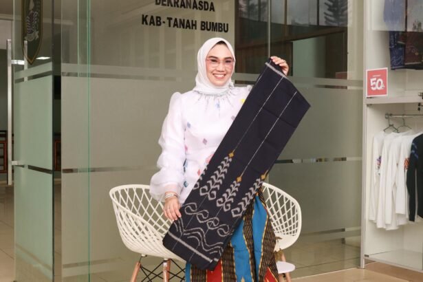 Ketua Dekranasda Andi Irmayani Rudi Latif Dorong Pengrajin Tenun Tanah Bumbu Terus Berinovasi