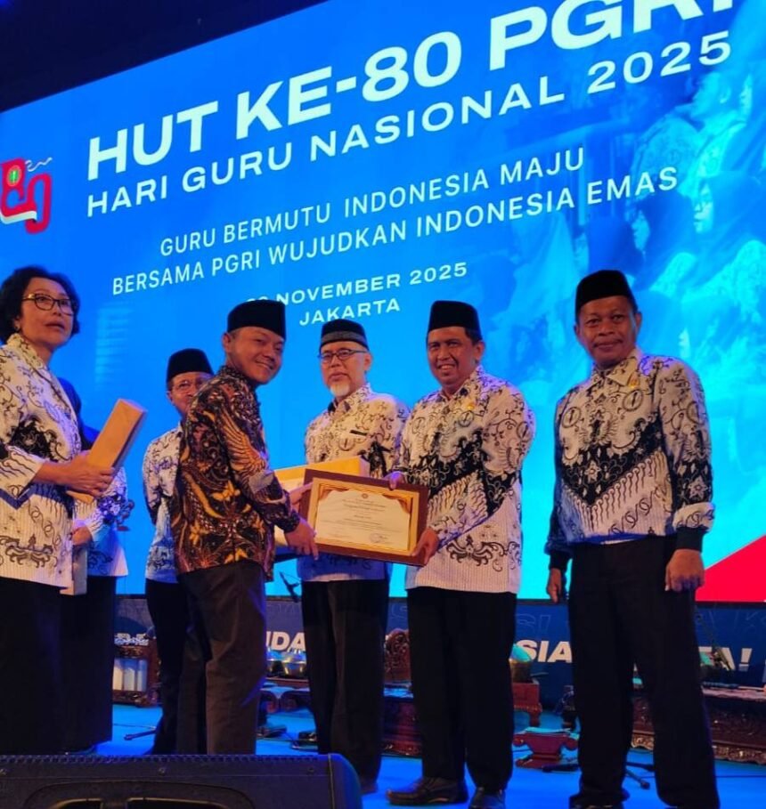 Administrasi Terbaik, PGRI Kalsel Sabet Penghargaan Nasional SIK PGRI 2025