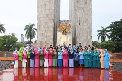 Peringati Hari Ibu Ke-97, DPPPAKB Kalsel Bersama Unsur Pemda, TNI dan Polri Ziarah Ke Makam Pahlawan 