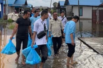 Disdag Kalsel Bersama BPSMB Salurkan Bantuan Kepada Korban Banjir di Desa Pematang Baru