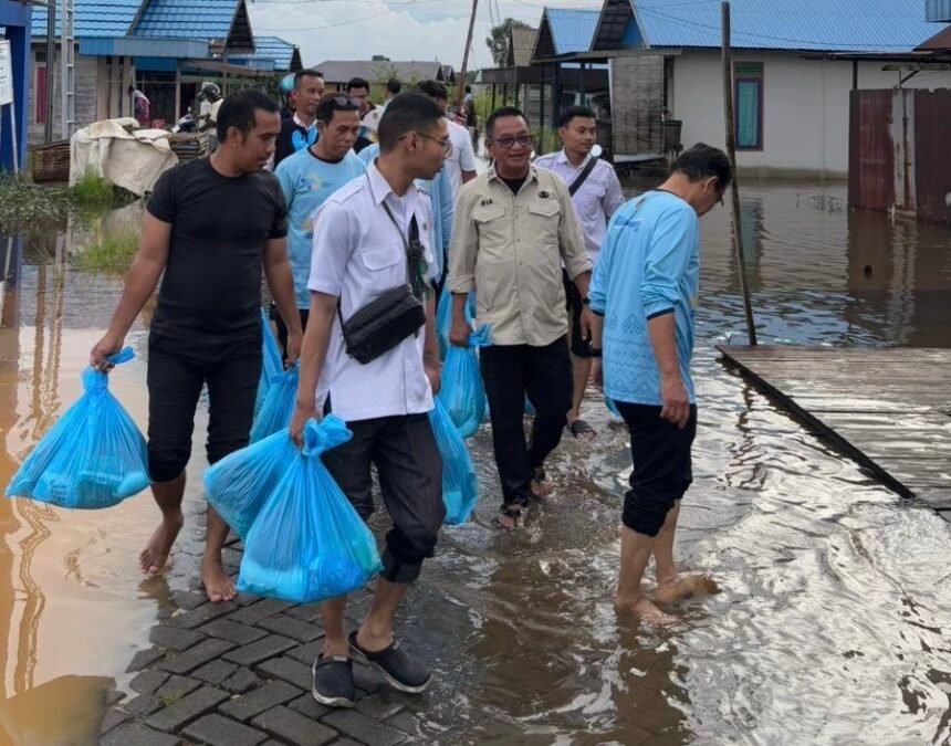 Disdag Kalsel Bersama BPSMB Salurkan Bantuan Kepada Korban Banjir di Desa Pematang Baru