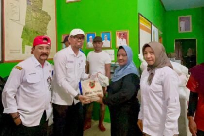 Tinjau Banjir Desa Penggalaman, Pemprov Kalsel Turun Tangan Salurkan 2 Ton Beras