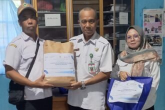 Bentuk Perhatian Gubernur Kalsel, DPPPAKB Salurkan Bantuan Korban Banjir di Desa Sungai Alat  
