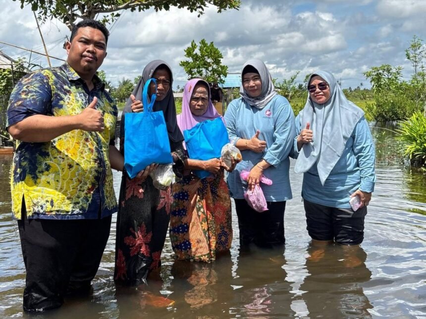 Perhatian Gubernur Kalsel, RSGM Gusti Hasan Aman Bantu Warga Terdampak Banjir di Sungai Tabuk