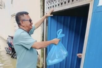 Disdag Kalsel Kembali Salurkan Bantuan Ke Warga Terdampak Banjir di Desa Mekar