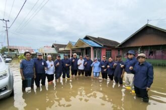 TAG Gubernur Kalsel Kunjungi Warga Terdampak Banjir di Keliling Benteng