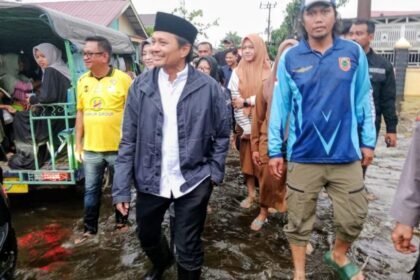 Wagub Kalsel Tinjau Banjir di Sungai Tabuk, Salurkan Bantuan untuk Warga Terdampak