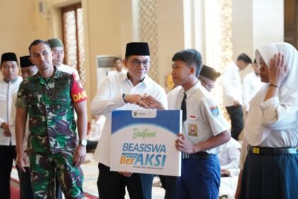 Bupati Tanah Bumbu Salurkan Beasiswa BerAKSI untuk Ribuan Pelajar dan Santri