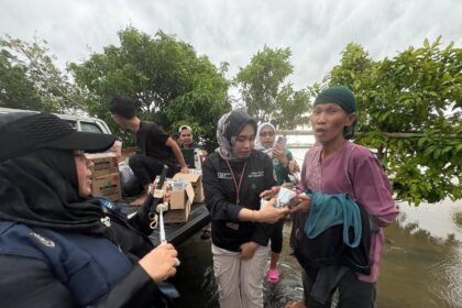 UPTD Pelayanan Krisis dan Epidemi Kesehatan Kalsel Berikan Pelayanan Kesehatan Kepada Masyarakat Terdampak Banjir di Sungai Tabuk