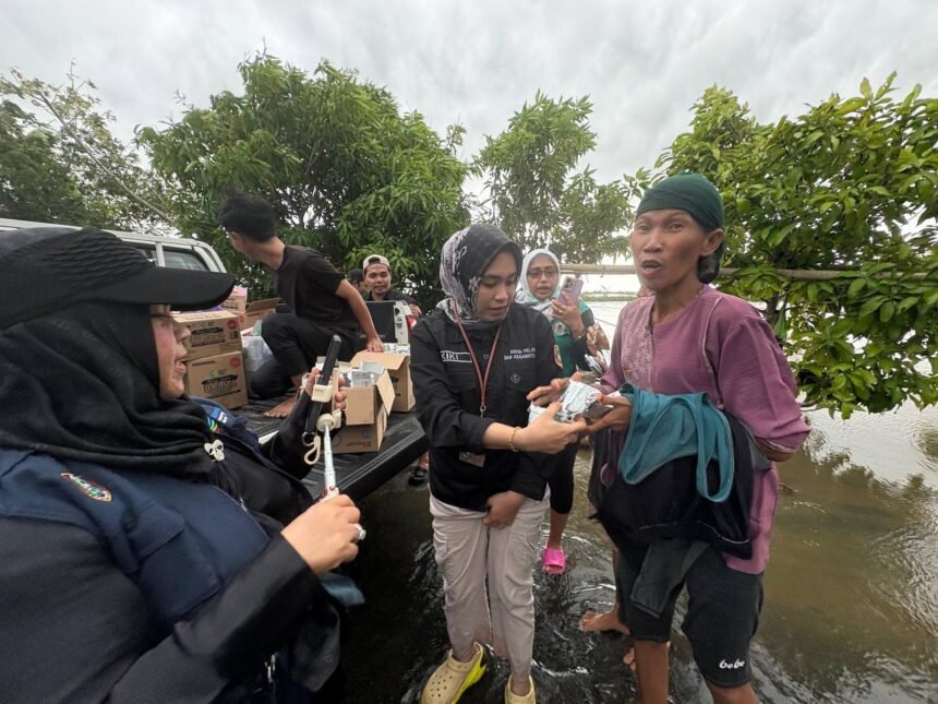 UPTD Pelayanan Krisis dan Epidemi Kesehatan Kalsel Berikan Pelayanan Kesehatan Kepada Masyarakat Terdampak Banjir di Sungai Tabuk