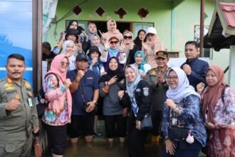 Ketua DWP DPKP Kalsel Dampingi Ketua TP PKK Kalsel Salurkan Bantuan Banjir di Lok Baintan