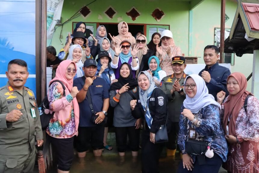 Ketua DWP DPKP Kalsel Dampingi Ketua TP PKK Kalsel Salurkan Bantuan Banjir di Lok Baintan