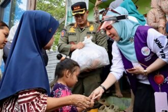 Ketua TP PKK Kalsel Turun Langsung ke Lok Baintan, Salurkan Bantuan bagi Warga Terdampak Banjir