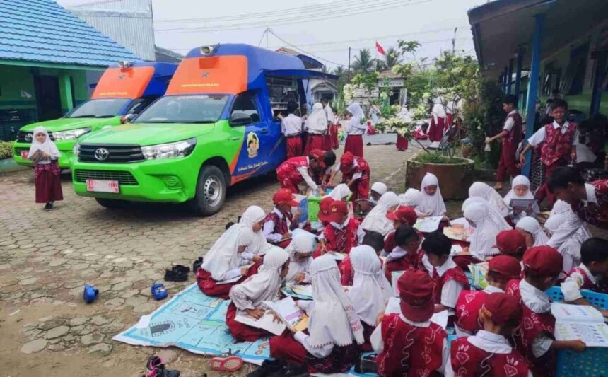 Gencarkan Promosi Minat Baca dan Literasi, Dispersip Kalsel Turunkan Pusling di SDN Kayu Bawang 1 Gambut