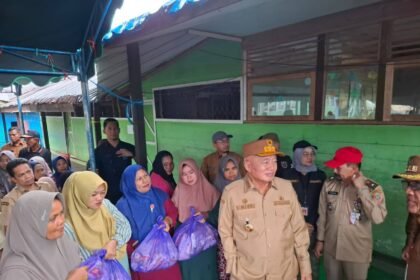 Bantu Warga Terdampak, PUPR Kalsel Salurkan Sembako Melalui Posko BPBD HSU