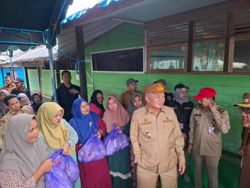 Bantu Warga Terdampak, PUPR Kalsel Salurkan Sembako Melalui Posko BPBD HSU