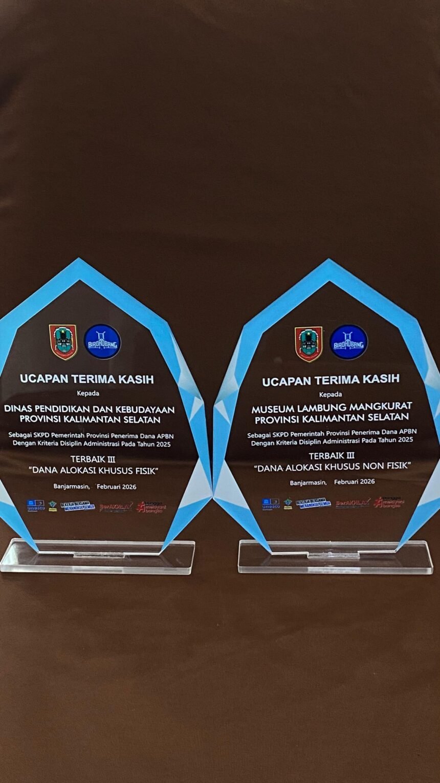 Komitmen Transparansi Berbuah Prestasi, Disdikbud Kalsel Terima Penghargaan Disiplin Administrasi Terbaik III