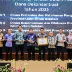 Gubernur Kalsel H. Muhidin Serahkan Penghargaan Kinerja Pengelolaan APBN pada Rakor Percepatan Pembangunan 
