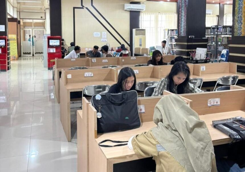 Ngabuburit Sambil Membaca, Warga Padati Perpustakaan Palnam di Bulan Ramadan