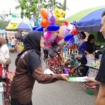 Mahasiswa Penerima Beasiswa BAZNAS Kalsel Ajak Masyarakat Berzakat di Stan National Halal Fair Pasar Wadai Banjarmasin