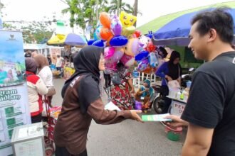 Mahasiswa Penerima Beasiswa BAZNAS Kalsel Ajak Masyarakat Berzakat di Stan National Halal Fair Pasar Wadai Banjarmasin