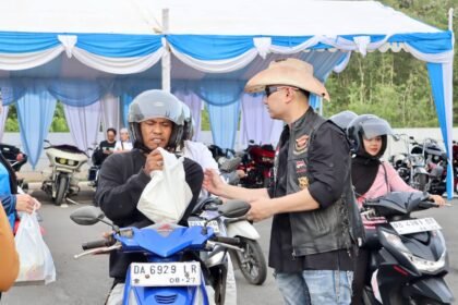 Kolaborasi HDCI dan Ditlantas Polda Kalsel, Berbagi Takjil dan Kampanye Keselamatan Berkendara